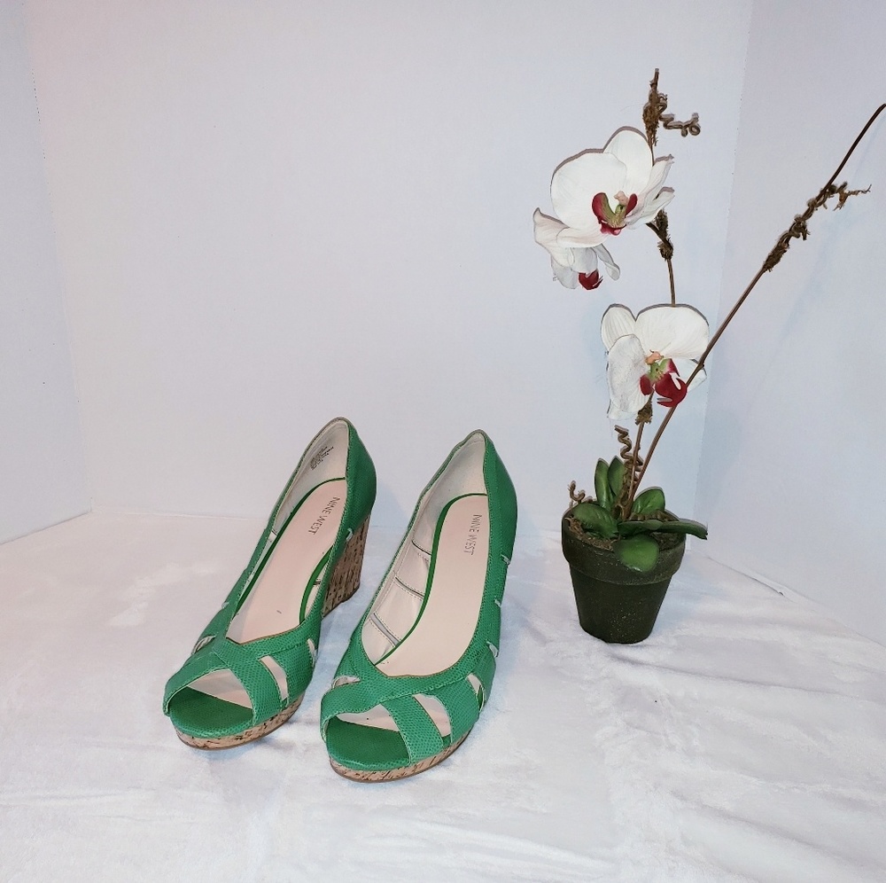 Nine West green croco embossed peep-toe wedge